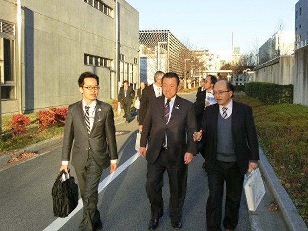 活発に意見交換する櫻田副大臣と柏市秋山市長（左隣）
